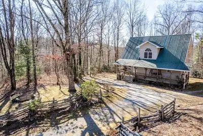 Image de Secluded mountain getaway with free WiFi, deck, & firepit