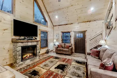 Image de Cabin with free attraction tickets, hot tub, office, theater & game room