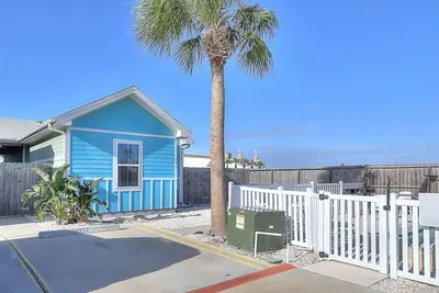 Image de Bright, dog-friendly townhome with free wifi and a private yard - near the water