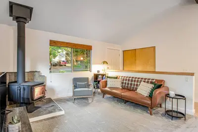 Image de Dog-Friendly Rustic Home w\/Deck, Gas Grill, Wood Stove, Fast WiFi, & Partial A\/C