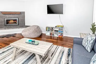Image de Stunning Mountain-View Home w/ Free WiFi & Gas Fireplaces - Dog-Friendly