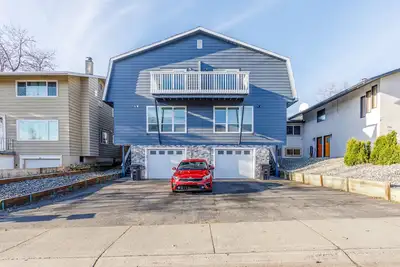 Image de Luxe mountain-view escape - 2 condos w/4 fireplaces, deck, hot tub + dogs okay
