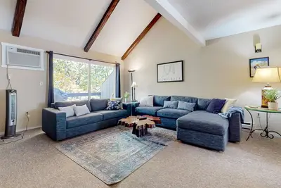 Image de Gem with pool, hot tub, sauna, & private deck with grill - dog-friendly