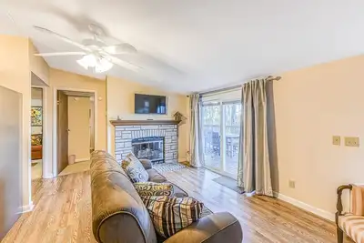 Image de Rural, Dog-Friendly Home Tucked Into the Woods with Gas Fireplace and Free WiFi
