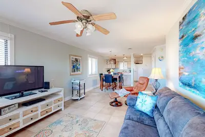 Image de Ground-Floor Condo near the Beach w/Private W/D, A/C, Shared Outdoor Pool