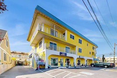 Image de Town of Dewey Beach condo with balcony ocean view, central A/C, & W/D - dogs Ok