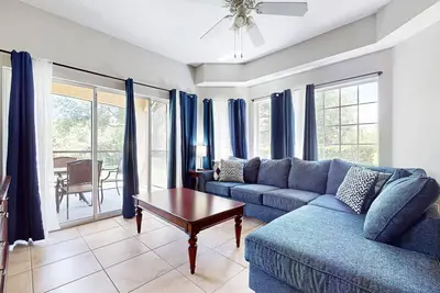 Image de Comfy condo with central Ac, WiFi, private washer/dryer – minutes to theme parks