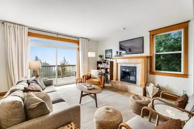 Image de Dog-friendly home with ocean views, deck, washer/dryer, grill, & fireplace