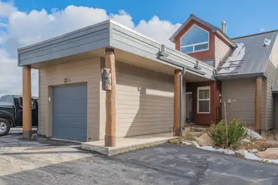 Image de *New* Cheerful 3 Bdrm Townhome w/ Private Hot Tub