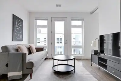 Image de Luxe 2b w/ W/D, Gym, Rooftop. Steps from T stop by Blueground