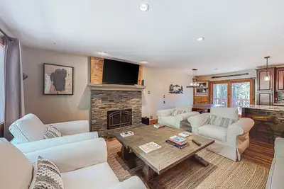 Image de Luxurious Tahoe gem with furnished deck overlooking stream