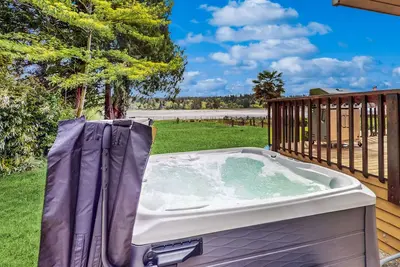 Image de Dreamy waterfront haven with beach, pond, trails, kayaks, hot tub & shuffleboard