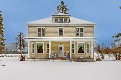 Image de Charming Farmhouse on 100 Acres W/ Mountain Views, WiFi, Porch & Livestock