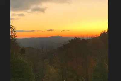 Seven Devils Sunrise - Updated home with mountain views, gas firetable, & game room!