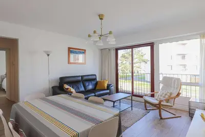 Image de Appartement rénové 3* proche centre, plage et Nivelle, avec balcon et équipements modernes