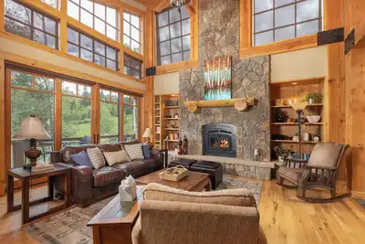 Beautiful Upscale Home on the Golf Course with Two Master Suites, Private hot tub