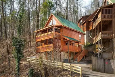 Image de . 4 Miles to Downtown Gatlinburg/Hot Tub/Log Cabin