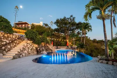 Image de Stunning Mountaintop Property with Stylish Main Home, Private Guesthouse & Infin
