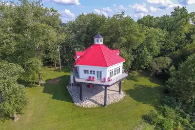 Image de The Iconic Captain's Nest on the Ohio River