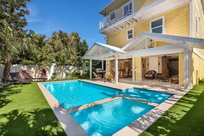 Image de Family Getaway at The Sea Zoo - Bayfront with Pool, Tiki Bar, and Games!