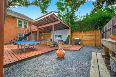 Image de 1718 Fairview 2king/1ba Bottom Apt Duplex Pets Ok! \n10 Furnised Apartments Onsite