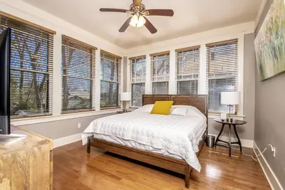 Image de Pet/Family friendly, in/out dining, fenced yard, 30 day min
