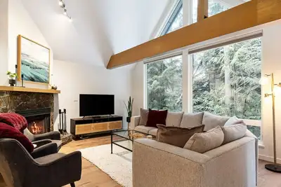 Image de \"3br | Snowgoose | King Bed | Ski in | Near Gondola | Free Shuttle to Lifts | Parking