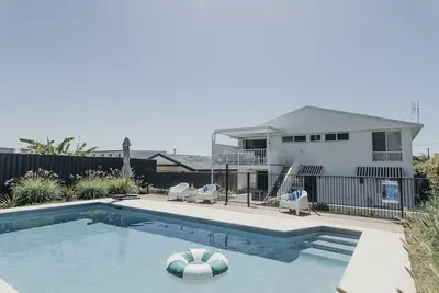 Image de May-Aug Pay 2 Stay 3 Luxury family beach home with fire-pit and 1pm checkout