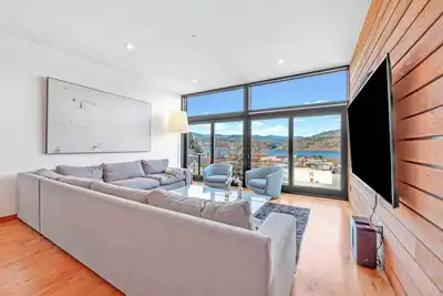 Image de Luxury Home with a Stunning View of the Water