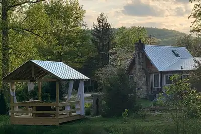 Image de Authentic Nc Log Cabin~Pond View~Hot Tub~Fresh Eggs