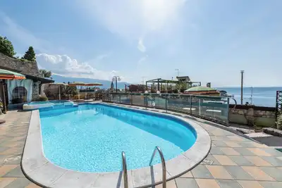 Image de HĂ´tel Appartement 'Gardasol Romantic 2 Vista Lago' avec vue sur le lac, piscine et Wi-Fi