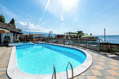 Image de HĂ´tel Appartement \"Gardasol Romantic 1 Vista Lago\" avec vue sur lac, piscine et Wi-Fi