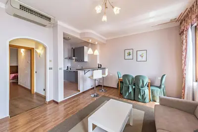Image de HĂ´tel Appartement 'Gardasol Superior 2 Vista Lago' avec vue sur le lac, piscine et Wi-Fi