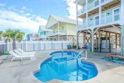 Image de Ocean Views and Fenced Backyard Oasis with Pool. Crasea