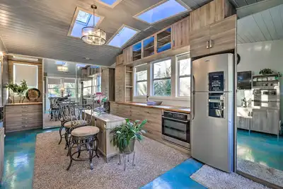 Image de Sleek Fayetteville Home < 1 Mi to City Center