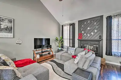 Image de Updated Fayetville Townhome-Away-From-Home w/ Yard
