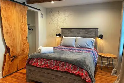 Image de Row-home 3min drive to Central Market, Office, Patio w\/ Fire Pit, Artistic Accents