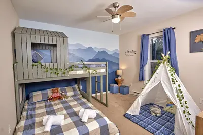 Image de Getaway @ The Grove-4bd/Firepit/Bbq/Walk to Pool