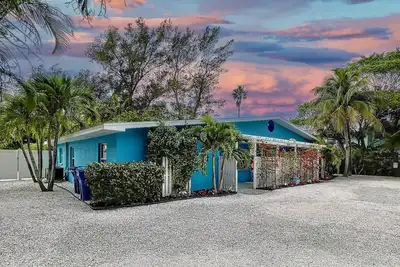 Image de Charming Ground Level Resort Style 3 units Condo of a Triplex- unit A