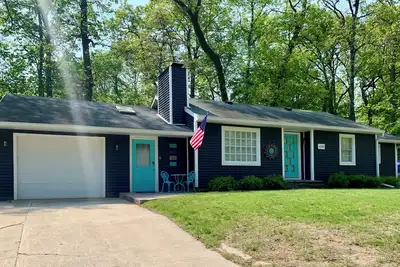 Image de Beautiful lake-access home with boat slip steps away from renowned Clark Lake!