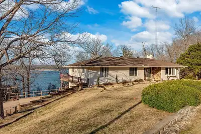 Image de 🌊Lakefront Hot Tub🛶Kayaks🔥Firepit🏖️Nature Lovers🦅Peaceful waterfront deck