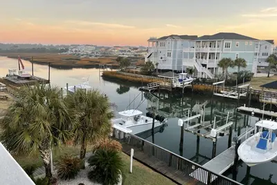 Image de Canal Front Condo with boat slip