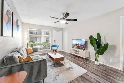 Image de SoCo 2br cozy suite w\/ pool, king bed, fast WiFi
