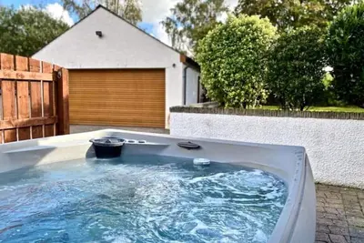 Image de Detached lakeland cottage, with private hot tub and leisure facilities, pool