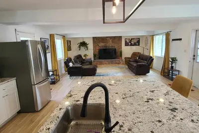 Image de Private house in town, hot tub, spacious, and clean!