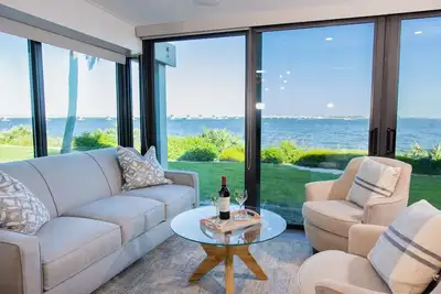 Image de Newly renovated, waterfront condo, ground floor, private fishing pier, boat dock