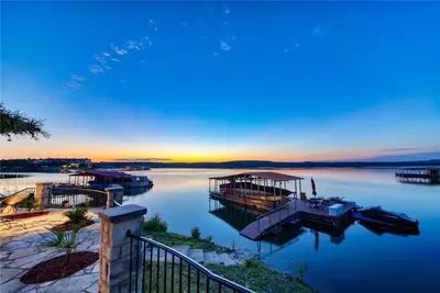 Image de Lake Travis Waterfront lodge/Dock/Firepit/Outdr Lux