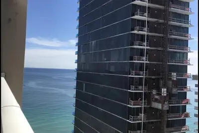 Image de Modern top floor Penthouse Ocean Front Apartment