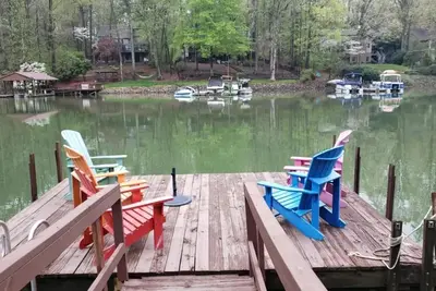 Image de Cozy, sprawling lakefront house on cove for family fun and entertaining!