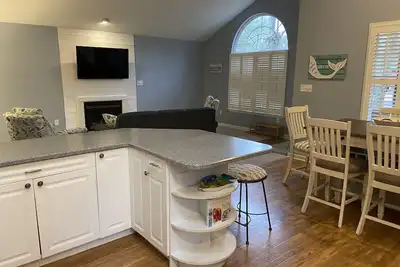 Image de Updated! With new appliances and a new patio!